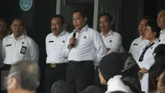 Kepala BNN Komjen Budi Waseso memberikan pengarahan pada acara pelepasan Mobil Fungsional Pemberdayaan Masyarakat di Kantor BNN, Jakarta, Senin (5/12). Mobil minibus itu diserahkan BNN ke BNNP DKI Jakarta dan BNNP Banten. (Liputan6.com/Faizal Fanani)