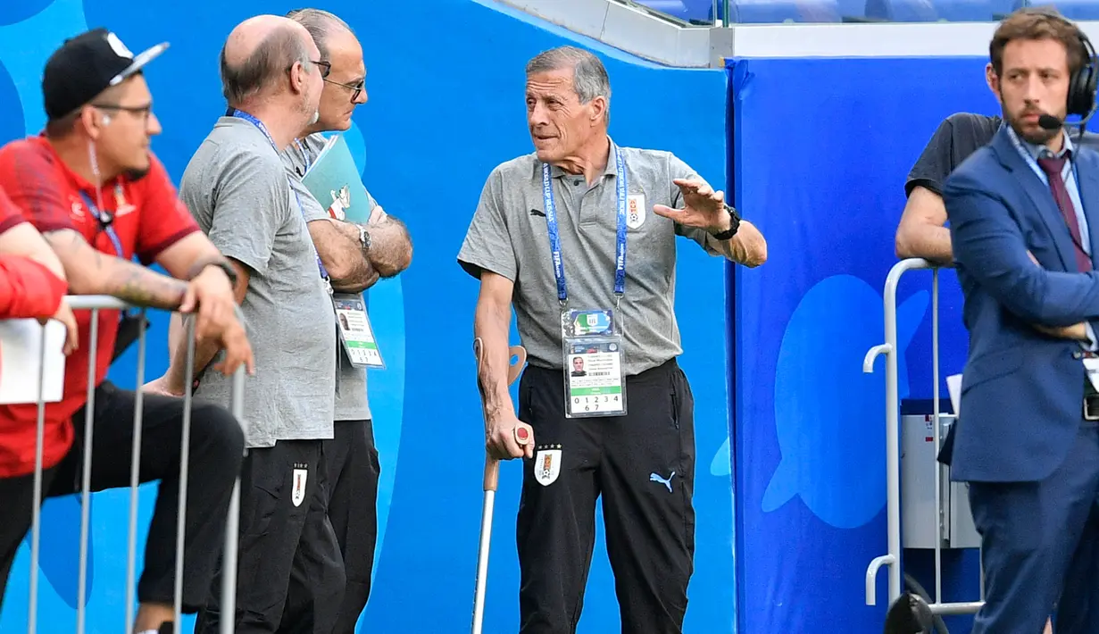 Pelatih Uruguay Oscar Tabarez saat menyaksikan timnya berlatih di Samara Arena, Rusia (24/6). Oscar Tabarez menjadi pelatih kedua tertua sepanjang sejarah yang tampil di Piala Dunia. (AP/Martin Meissner)