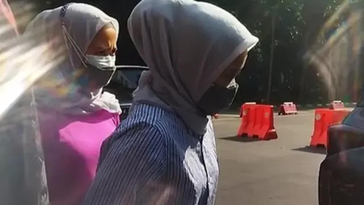 Si kembar Rihana-Rihani kemudian diboyong untuk jalani pemeriksaan di Polda Metro Jaya.