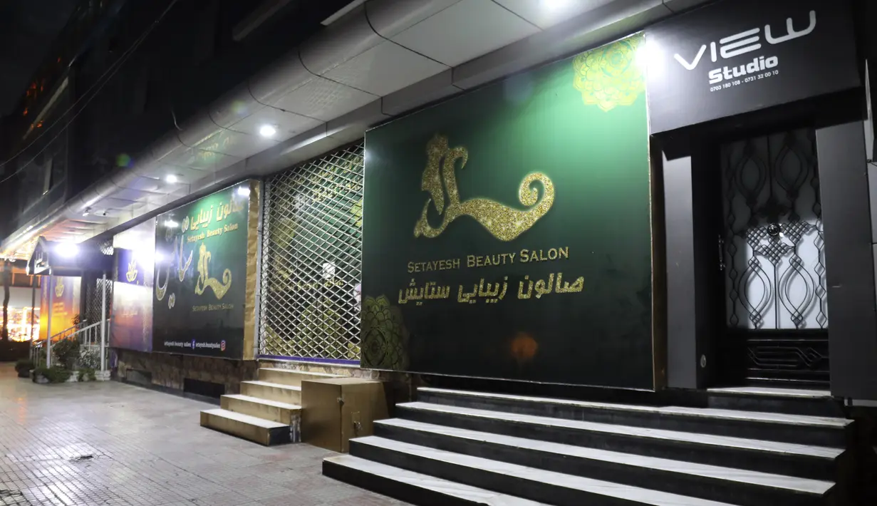 Pengumuman sebelumnya mengenai tenggat waktu satu bulan bagi salon untuk menutup bisnis mereka menyebabkan protes publik yang jarang terjadi di mana puluhan ahli kecantikan dan penata rias berkumpul di Kabul, ibu kota.  (AP Photo/Siddiqullah Khan)