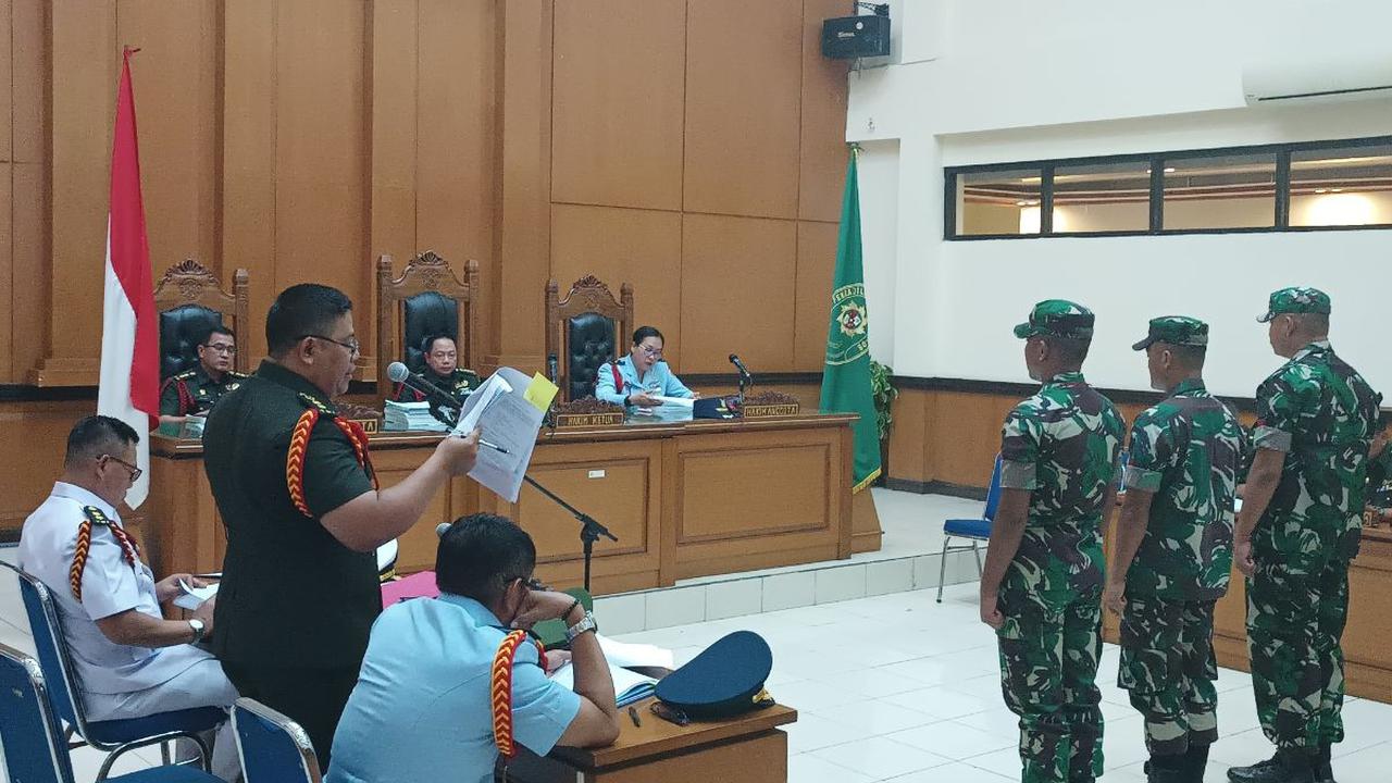"Salah seorang terdakwa yakni Heri Sandi lalu berpura-pura sebagai pembeli dan bertanya soal tramadol," ujar Letkol Chk Upen dalam sidang, Jakarta Timur, Senin (30/10).<br>