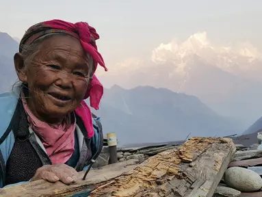 Seorang wanita Nepal berpose saat difoto di Khumbu Lembah di wilayah Everest di Nepal dalam gambar yang diambil tanggal 11 April 2016. Pascagempa setahun lalu, kehidupan warga di kaki Gunung Everest berangsur normal. (REUTERS/Antoni Slodkowski)