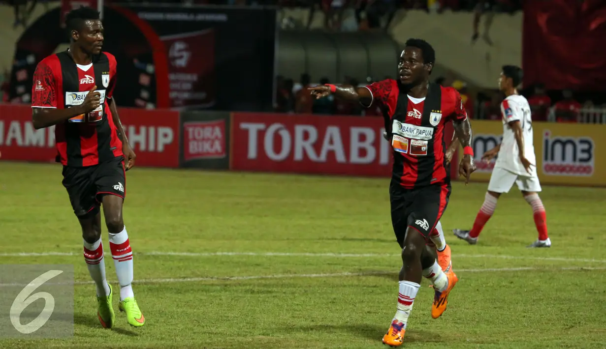 Penyerang Persipura James Koko Lomell berlari usai mencetak gol ke gawang Persija di laga Torabika Soccer Championship presented by IM3 Ooredoo di Stadion Mandala Jayapura, Papua, Jumat(29/4/2016). Laga imbang 1-1. (Liputan6.com/Helmi Fithriansyah)