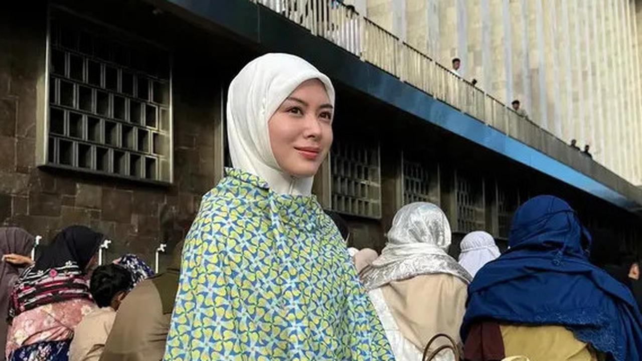 6 Potret Cantik Anggun Ayana Moon Nikmati Momen Lebaran, Salat Id di Istiqlal dan Open House di Malaysia