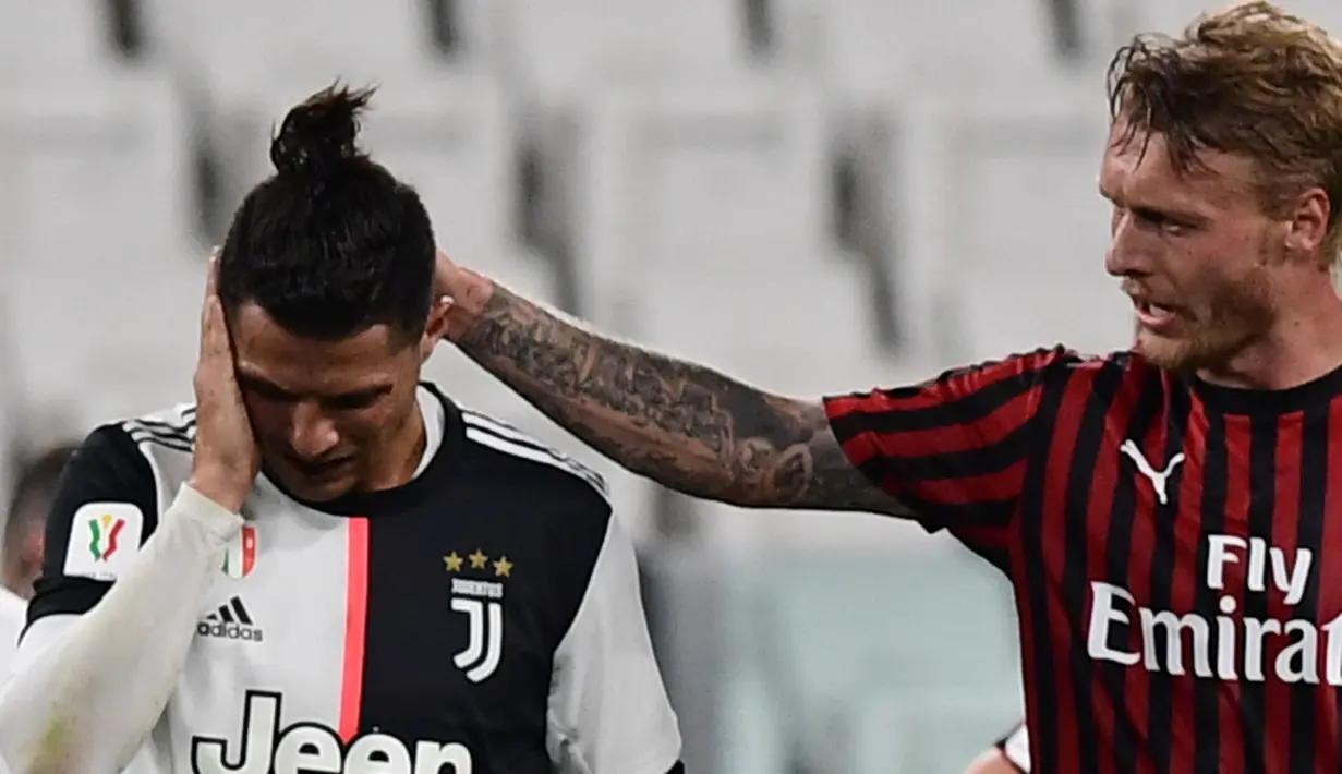 Bek AC Milan, Simon Kjaer, menghibur Cristiano Ronaldo yang gagal mencetak gol lewat tendangan penalti pada laga leg kedua semifinal Coppa Italia di Allianz Stadium, Sabtu (13/6/2020) dini hari WIB. Juventus bermain imbang 0-0 atas AC Milan. (AFP/Miguel Medina)