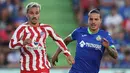 <p>Pemain Atletico Madrid Antoine Griezmann (kiri) berebut bola dengan pemain Getafe Jaime Seoane pada pertandingan sepak bola Liga Spanyol di Stadion Alfonso Perez Coliseum, Getafe, Spanyol, 15 Agustus 2022. Atletico Madrid menang 3-0. (Thomas COEX/AFP)</p>