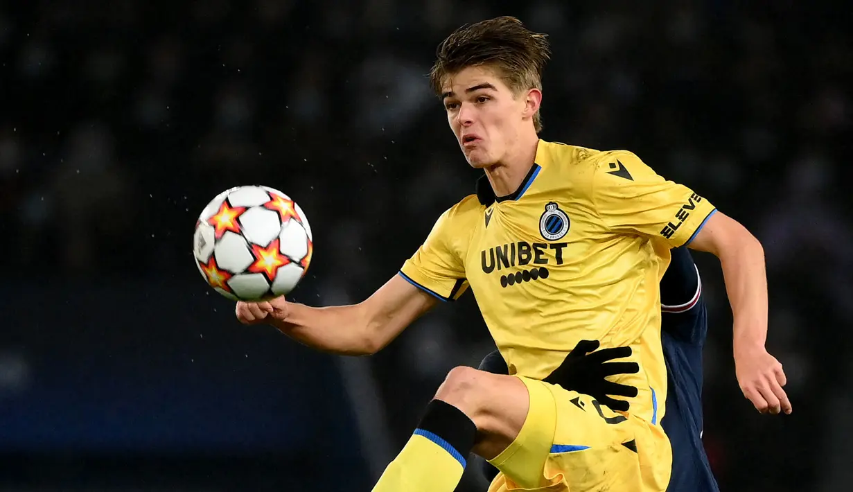 Charles De Ketelaere merupakan gelandang muda andalan Brugge KV sebagai pemuncak klasemen Liga Belgia musim ini. Ia juga tercatat telah memberikan 25 gol kontribusi dengan rincian mencetak 16 gol dan 9 assist dalam 38 laga pada musim ini. (AFP/Franck Fife)