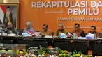 Ketua KPU Arief Budiman bersama Komisoner KPU saat mengadakan Rapat Pleno di Gedung, KPU, Jakarta, Senin (8/4). Rapat pleno tersebut membahas Rekapitulasi Daftar Pemilih Pemilu 2019 pasca-putusan Mahkamah Konstitusi (MK). (Liputan6.com/Johan Tallo)