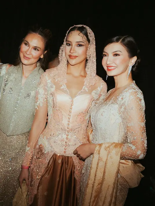 Dalam foto-foto lainnya, Anya terlihat berpose bersama Raline Shah, yang juga mempesona dengan kebaya anggun. (Liputan6.com/IG/@anyageraldine)