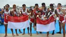 Regu dayung Indonesia meluapkan kegembiraan seusai meraih medali emas pada pertandingan final dayung kelas ringan delapan putra Asian Games 2018 di Venue Rowing Jakabaring Sport City, Palembang, Jumat (24/8). (ANTARA FOTO/INASGOC/Nova Wahyudi/nym/18)