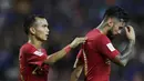 Gelandang Timnas Indonesia, Riko Simanjuntak, menenangkan Stefano Lilipaly, usai ditaklukkan Thailand  pada laga Piala AFF 2018 di Stadion Rajamangala, Bangkok, Sabtu (17/11). Thailand menang 4-2 dari Indonesia. (Bola.com/M. Iqbal Ichsan)