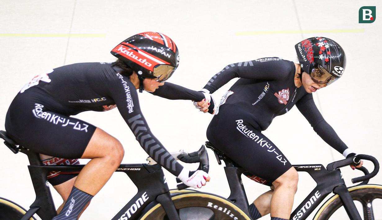 Tim balap sepeda Jepang berkompetisi pada nomor madison putri UCI Track Nations Cup 2023 yang berlangsung di Jakarta International Velodrome, Rawamangun, Jakarta, Sabtu (25/02/2023). (Bola.com/Bagaskara Lazuardi)