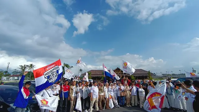 Dua kelompok kendaraan bermotor XTC dan Moonraker, yang selama ini kerap bersitegang di jalanan, rukun mendukung para bacaleg Partai Gerindra di kantor KPUD Garut. (Liputan6.com/Jayadi Supriadin)