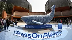 Patung paus raksasa, Plasticus yang dibuat oleh Sky Ocean Rescue-A Sea to Save dipajang di depan Auditorium Parco della Musica, Roma, Italia, Senin (16/4). Plasticus terdiri dari 250 kg sampah plastik. (Andreas SOLARO/AFP)