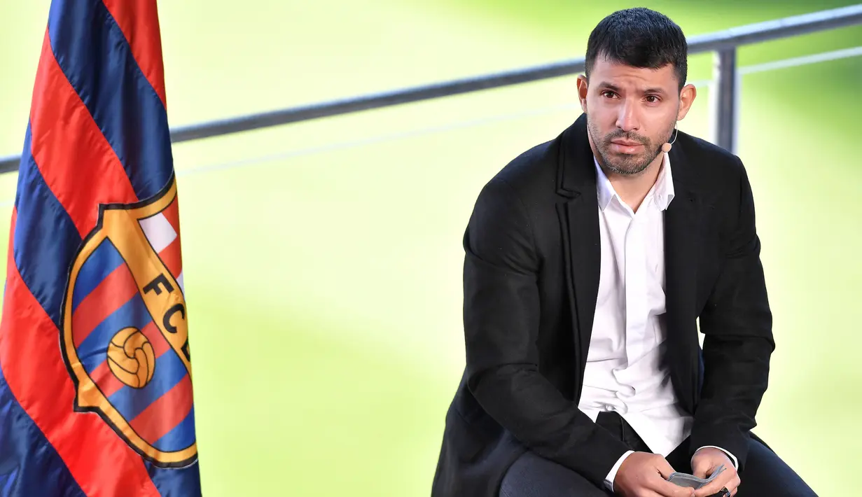 Sergio Aguero - Bomber asal Argentina yang baru bergabung dengan Barcelona musim ini secara mengejutkan memilih gantung sepatu. 
Aguero terpaksa mengakhiri kariernya lebih cepat lantaran tidak punya pilihan setelah didiagnosa mengalami kelaianan pada jantungnya. (AFP/Pau Barrena)