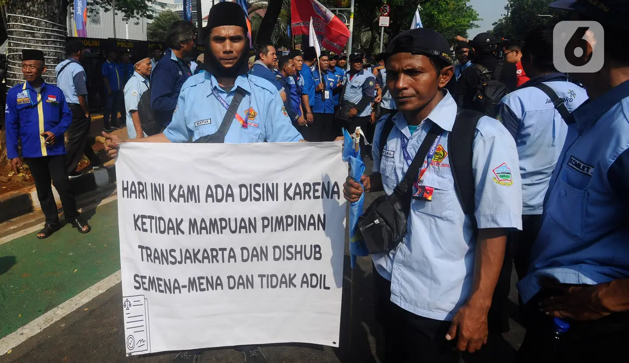 Jalan di depan kantor Balai Kota telah diduduki oleh massa berseragam biru khas Jaklingko. (merdeka.com/Arie Basuki)