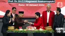 Wakil Presiden Republik Indonesia (Wapres RI) Ma'ruf Amin (ketiga kiri) menerima potongan tumpeng dari Ketua Umum Partai Demokrasi Indonesai Perjuangan (PDIP) Megawati Soekarnoputri pada acara peringatan Hari Ulang Tahun ke-51 PDIP di Sekolah Partai, Lenteng Agung, Jakarta Selatan, Rabu (10/1/2024). (Liputan6.com/Herman Zakharia)
