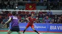 Tunggal putri Indonesia Putri Kusuma Wardani saat menghadapi pemain Vietnam&nbsp;Vu Thi Trang pada semifinal cabang bulu tangkis beregu SEA Games 2021 di&nbsp;Bac Gymnasium, Selasa (17/5/2022). (foto: PBSI)