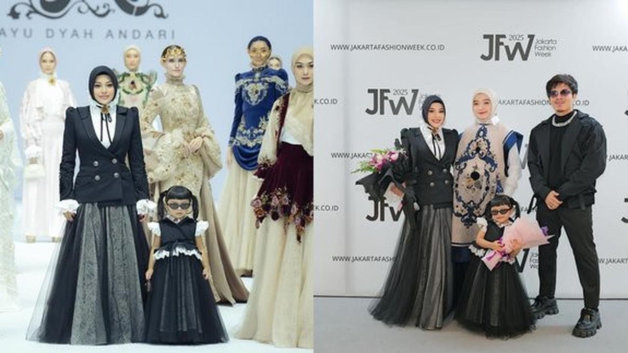 Aurel Hermansyah dan Ameena tampil kompak di catwalk JFW 2024 dengan busana monokrom, tubuh llngsing Aurel mencuri perhatian