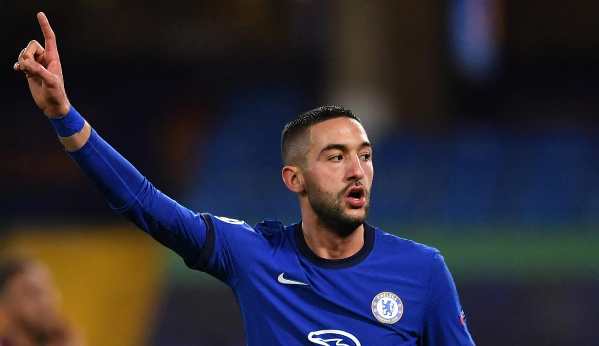 Hakim Ziyech. Gelandang Maroko ini menghuni Ajax Amsterdam selama 4 musim, mulai 2016/2017 hingga akhir musim 2019/2020. Total tampil dalam 165 laga dengan mencetak 49 gol. Musim ini bermain untuk Chelsea dan telah tampil dalam 31 laga dengan mencetak 5 gol. (AFP/Ben Stansall)