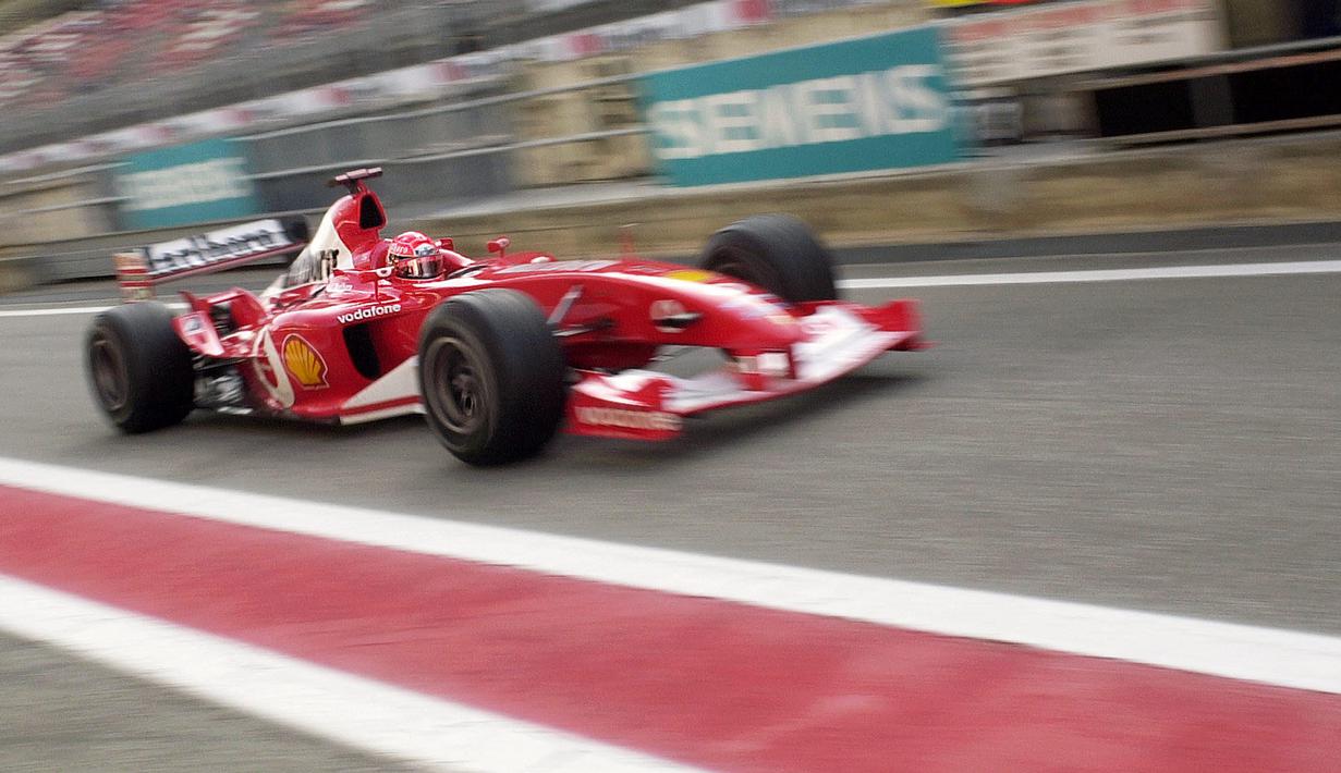 Pembalap Ferrari, Michael Schumacher memacu mobilnya saat sesi latihan bebas F1 GP Spanyol di Sirkuit Montmelo pada 03 Mei 2003. (AFP/Loic Venance)