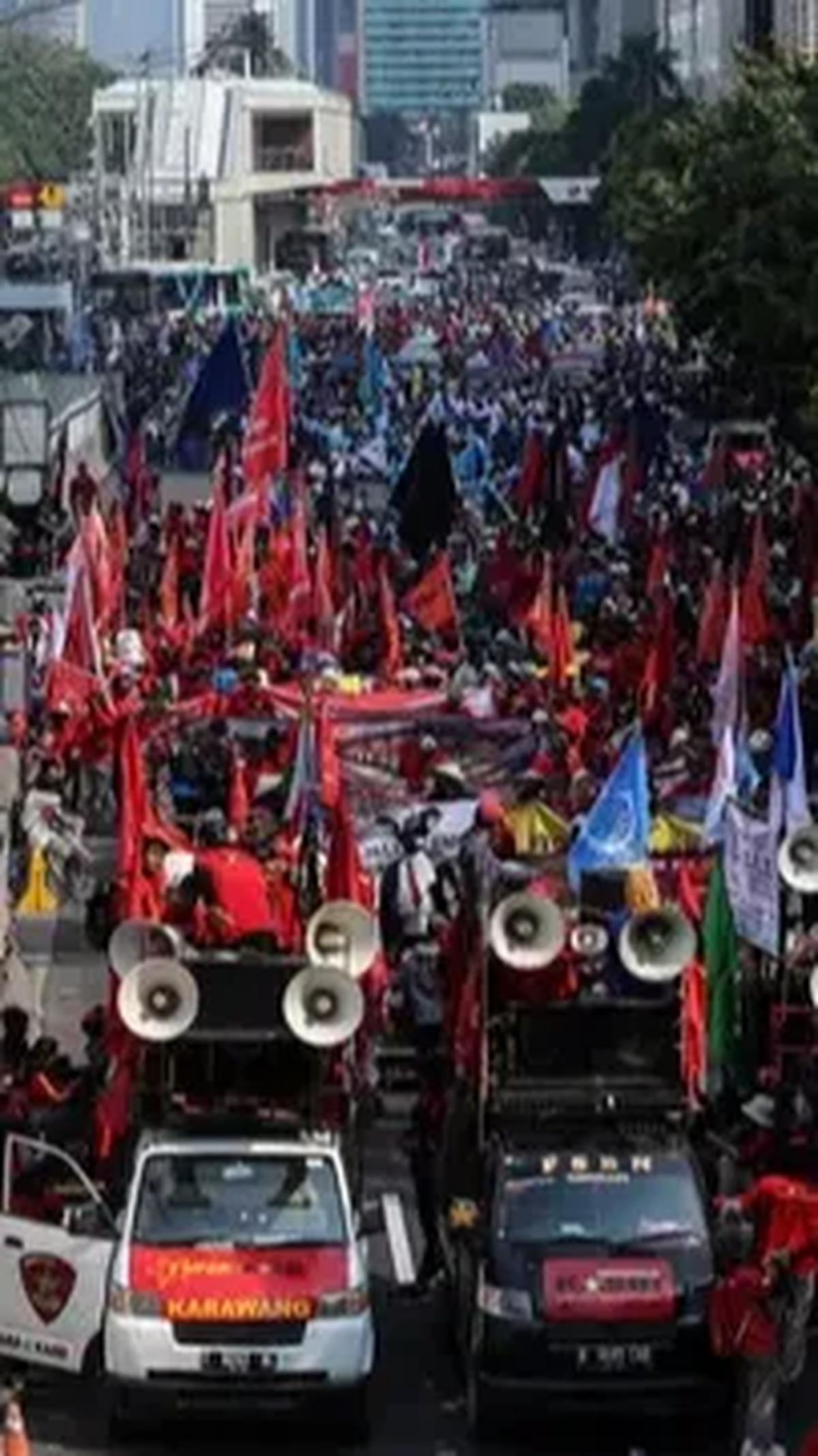 Biaya Hidup Mahal, 
Buruh Minta Gaji Naik 15 Persen di 2024