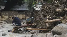 Seorang pria bereaksi di samping rumahnya yang runtuh setelah tanah longsor yang disebabkan oleh hujan lebat di Yecheon, Korea Selatan, Minggu, 16 Juli 2023.(Yun Kwan-shick/Yonhap via AP)