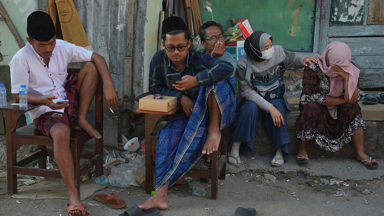 FOTO: Harap dan Cemas, Keluarga Santri Setia Menunggu di Lokasi Musala Ambruk