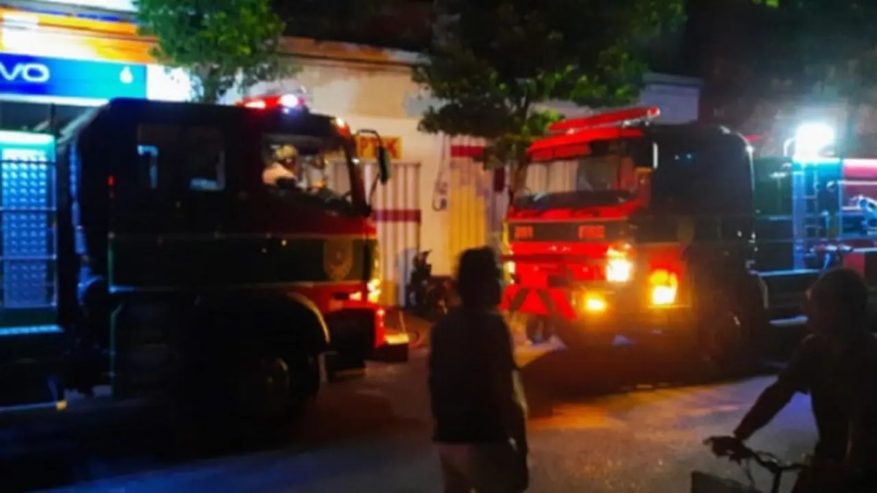 Proses pemadaman kebakaran konter di Kota Probolinggo, dengan mengerahkan 3 unit Damkar (Istimewa)