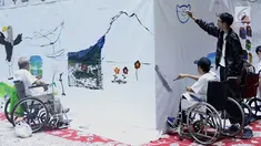 Penyandang disabilitas melukis mural di kanvas sepanjang 20 meter di Balai Kota DKI Jakarta, Kamis (11/10). Kegiatan tersebut diadakan sebagai sarana untuk para penyandang disabilitas berkarya. (Liputan6.com/Immanuel Antonius)