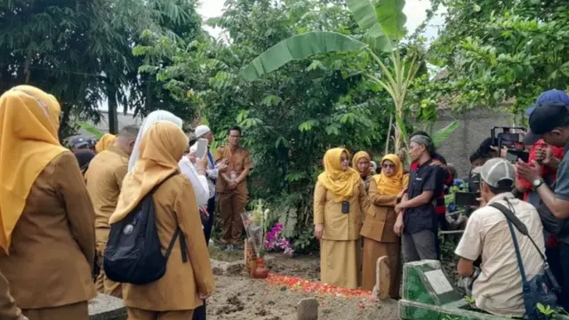 Suasana pemakaman Nurlaela, korban meninggal dunia kecelakaan kereta api asal Kampung Ceger, RT 02/RW 02, Desa Tanjungbaru, Kecamatan Cikarang Timur, Kabupaten Bekasi.