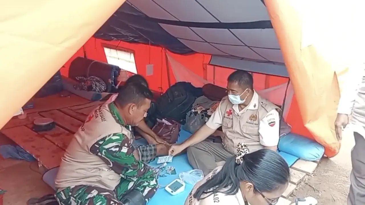 Layanan kesehatan keliling yang diberikan TNI-Polri