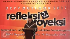 Ketua Dewan Kehormatan Penyelenggara Pemilu (DKPP) Jimly Asshiddiqie memberikan sambutan pada kegiatan Outlok 2017 atau Refleksi Akhir Tahun di Jakarta, Rabu (14/12). Refleksi Akhir Tahun ini bertajuk Evaluasi dan Proyeksi. (Liputan6.com/Faizal Fanani)