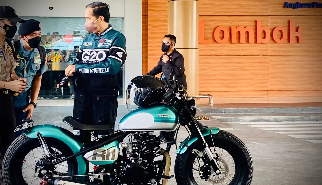 Presiden Joko Widodo seusai meninjau fasilitas Bandara Internasional Zainuddin Abdul Madjid di Kabupaten Lombok Tengah Nusa Tenggara Barat (NTB), Kamis (13/1/2022). Jokowi bersiap mengendarai sepeda motor jenis Kawasaki W175 custom berwarna hijau metalik. (Foto: Dok. Biro Pers Sekretariat Presiden)