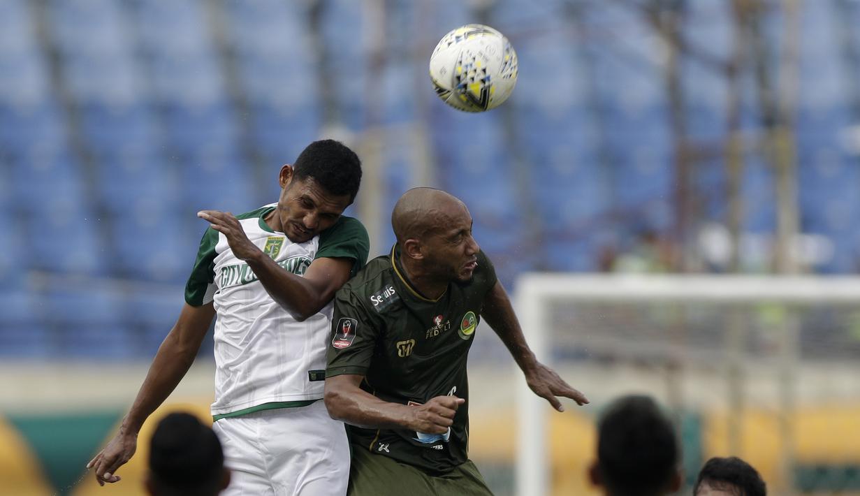 Striker Tira Persikabo, Loris Arnaud, berduel udara dengan pemain Persebaya pada laga Piala Presiden 2019 di Stadion Si Jalakl Harupat, Soreang, Bandung, Selasa (12/3). Persebaya bermain imbang 0-0  atas Tira Persikabo. (Bola.com/Yoppy Renato)