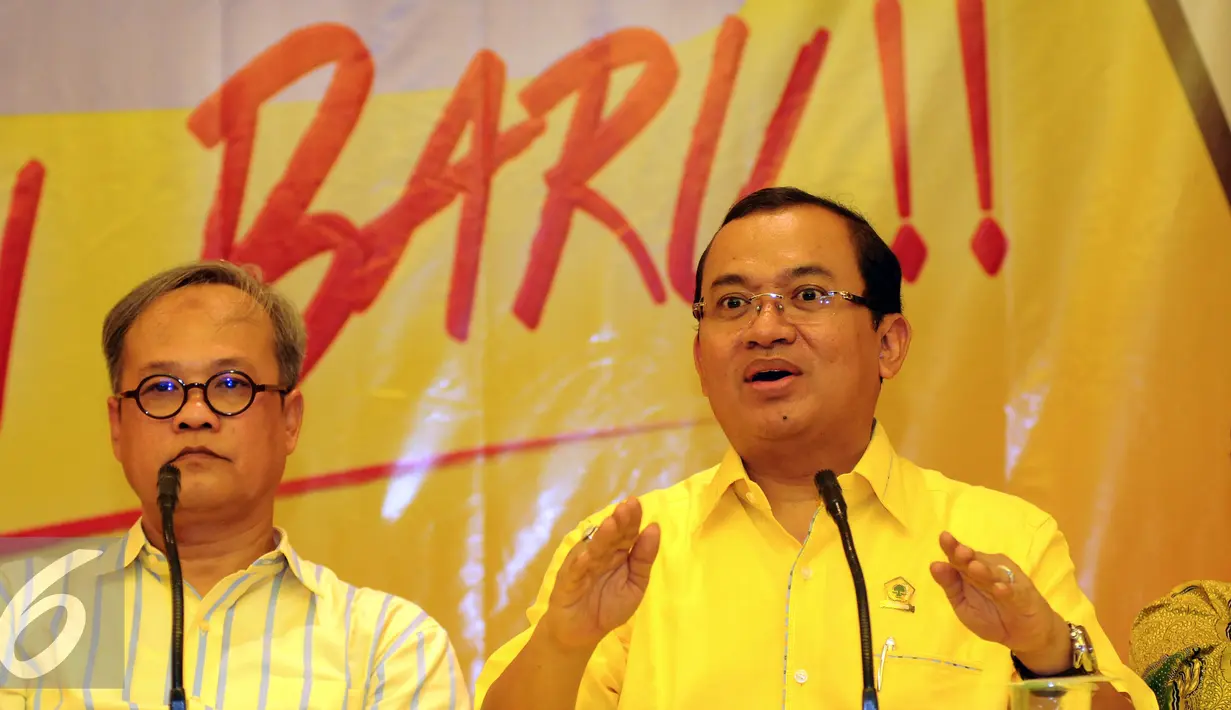 Priyo Budi Santoso (kanan) memberikan keterangan saat deklarasi pencalonan menjadi Calon Ketua Umum Partai Golkar di Jakarta, Kamis (14/4/2016). Pemilihan dilaksanakan pada Munaslub Partai Golkar, Mei mendatang. (Liputan6.com/Helmi Fithriansyah)