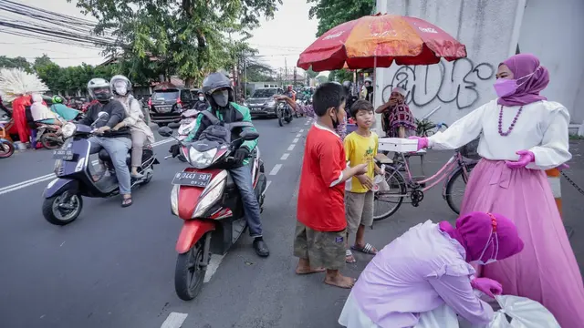 Fara Fibula bagikan takjil
