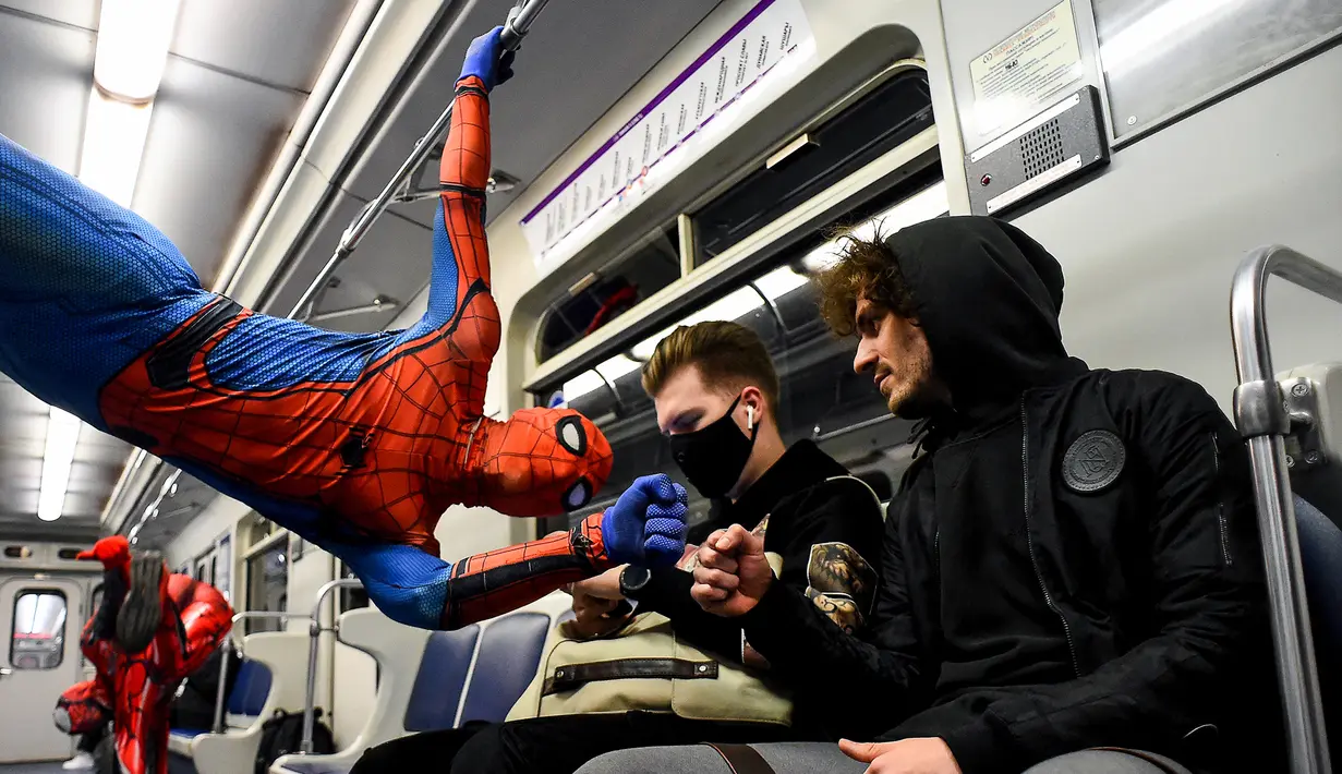 Penari underground yang mengenakan kostum Spiderman tampil di kereta bawah tanah Saint Petersburg, Rusia pada 21 Mei 2021. Penampilan khusus penari Rusia tersebut membuat sejumlah penumpang yang berada di dalam subway kaget dan terhibur. (Olga MALTSEVA / AFP)