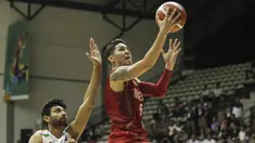 Pebasket Indonesia, Daniel Wenas, melakukan lay up saat melawan India pada final Invitation Tournament Asian Games 2018 di GBK Hall Basket, Jakarta. Indonesia menang 78-68 atas India. (Bola.com/Peksi Cahyo)