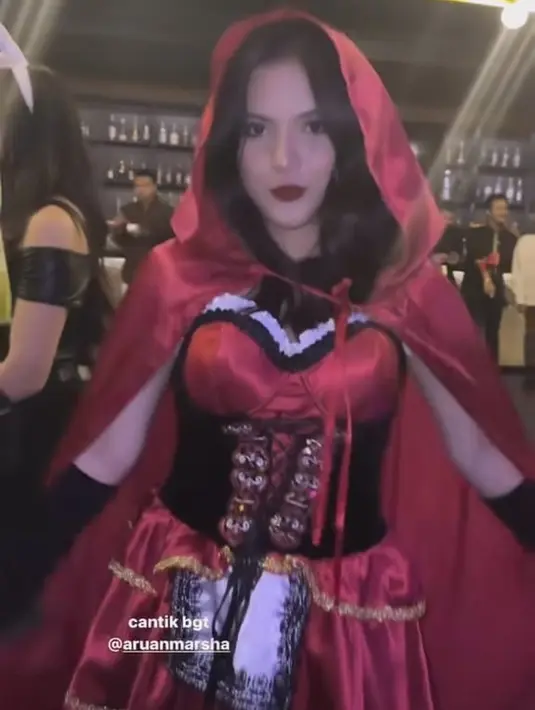 Marsha Aruan tampil menawan dalam balutan kostum karakter Gadis Kerudung Merah. Lipstik merah serupa dengan kostum yang dikenakan membuat penampilannya semakin memukau. 
 [Instagram/azizahsalsha_]