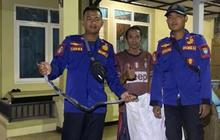 Viral Momen Damkar Bantu Evakuasi Ular Kobra di Rumah Warga, Aksinya Tuai Pujian