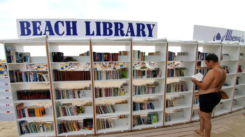 'Beach Library', Cara Baru Nikmati Buku Bacaan di Pinggir Pantai