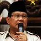 Bakal calon presiden Prabowo Subianto mengkritisi kondisi ekonomi terkini di Jalan Kertanegara, Jakarta, Jumat (7/9). Prabowo Subianto  merasa prihatin atas kondisi melemahnya nilai tukar rupiah terhadap dolar Amerika Serikat. (Liputan6.com/Johan Tallo)