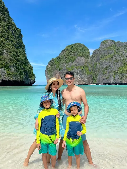 <p>Tidak hanya keharmonisan keluarga Tikam dan Tian yang menarik perhatian netizen, tapi juga penampilan perempuan dua orang anak ini. [Foto; Instagram/titi_kamall]</p>