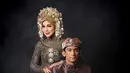 Setelah dengan busana adat Bugis, kini Marini Zumarnis dan keluarga bertfoto dengan adat Minang [@marinizumarnisreal]