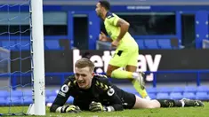 Kiper Everton Jordan Pickford (depan) bereaksi setelah pemain Newcastle United Callum Wilson (belakang) mencetak gol ke gawangnya pada pertandingan Liga Inggris di Goodison Park, Liverpool, Inggris, Sabtu (30/1/2021). Newcastle United menang 2-0. (Paul Ellis/Pool via AP)