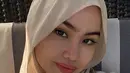 Masih dengan pashmina satin, kali ini, salah satu sisi pashmina direkatkan menggunakan jarum pentul ke samping kepala. Sementara sisi pashmina lainnya dibiarkan jatuh ke belakang. [@sashfir].