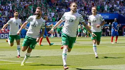 Pemain Irlandia merayakan gol pertama mereka saat laga melawan Perancis di babak 16 besar Piala Eropa 2016, Stade de Lyon, Perancis, Minggu (26/6). Irlandia harus mengakui keunggulan Perancis dengan skor akhir 2-1. (REUTERS / Robert Pratta)