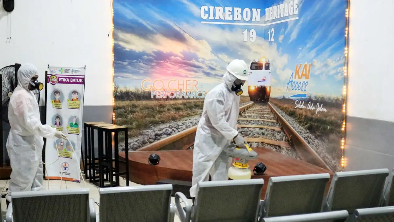 Daops 3 Semprot Disinfektan ke Tujuh Stasiun Cegah Penyebaran Covid-19