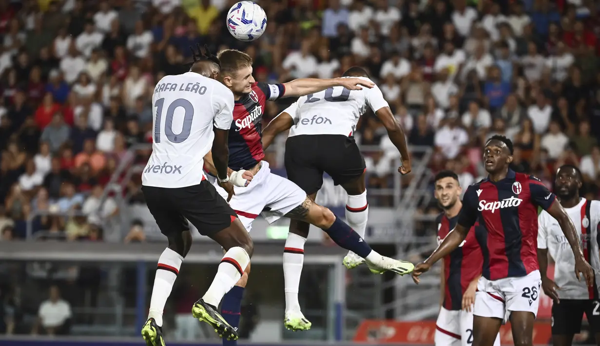 Pemain Bologna Stefan Posch (tengah) berebut bola dengan pemain AC Milan Rafael Leao dan Pierre Kalulu pada pertandingan Liga Serie A Italia  di Stadion Renato Dall'Ara, Bologna, Italia, Selasa 22 Agustus 2023. (Massimo Paolone/LaPresse via AP)